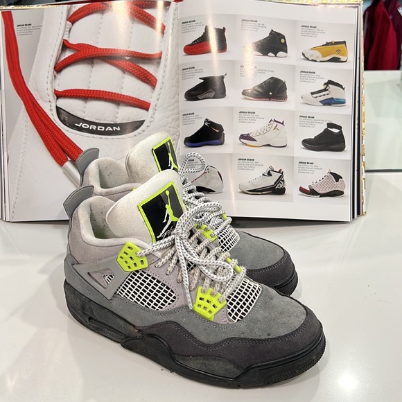 Air Jordan Nike Size8 neon - Picture 2 of 3